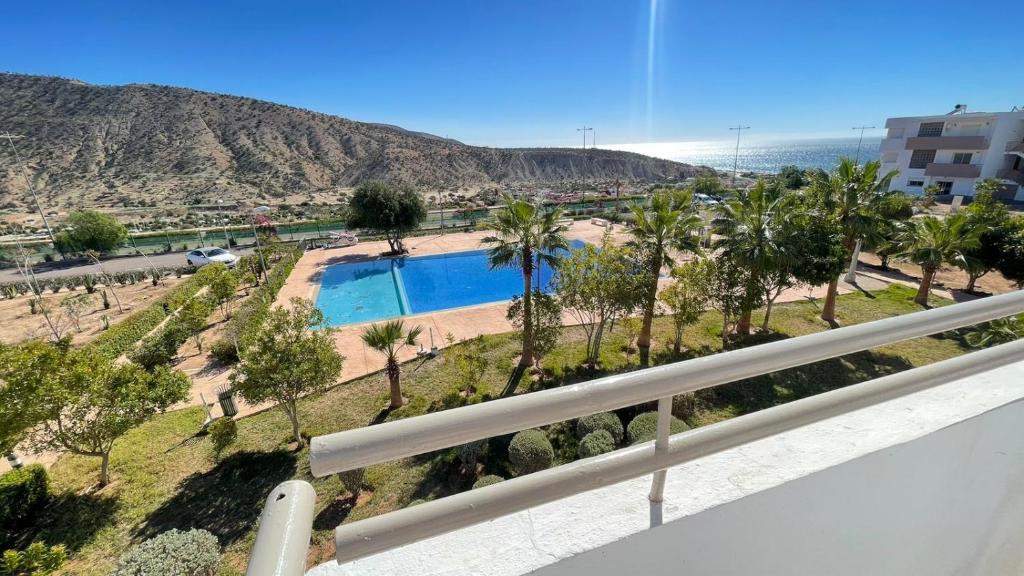 Appartement vue sur piscine et sur mer